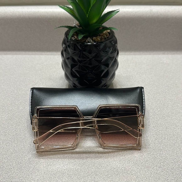 Any 2 Glasses $20. Bundle items. 
Clear brown glasses. - Picture 2 of 2